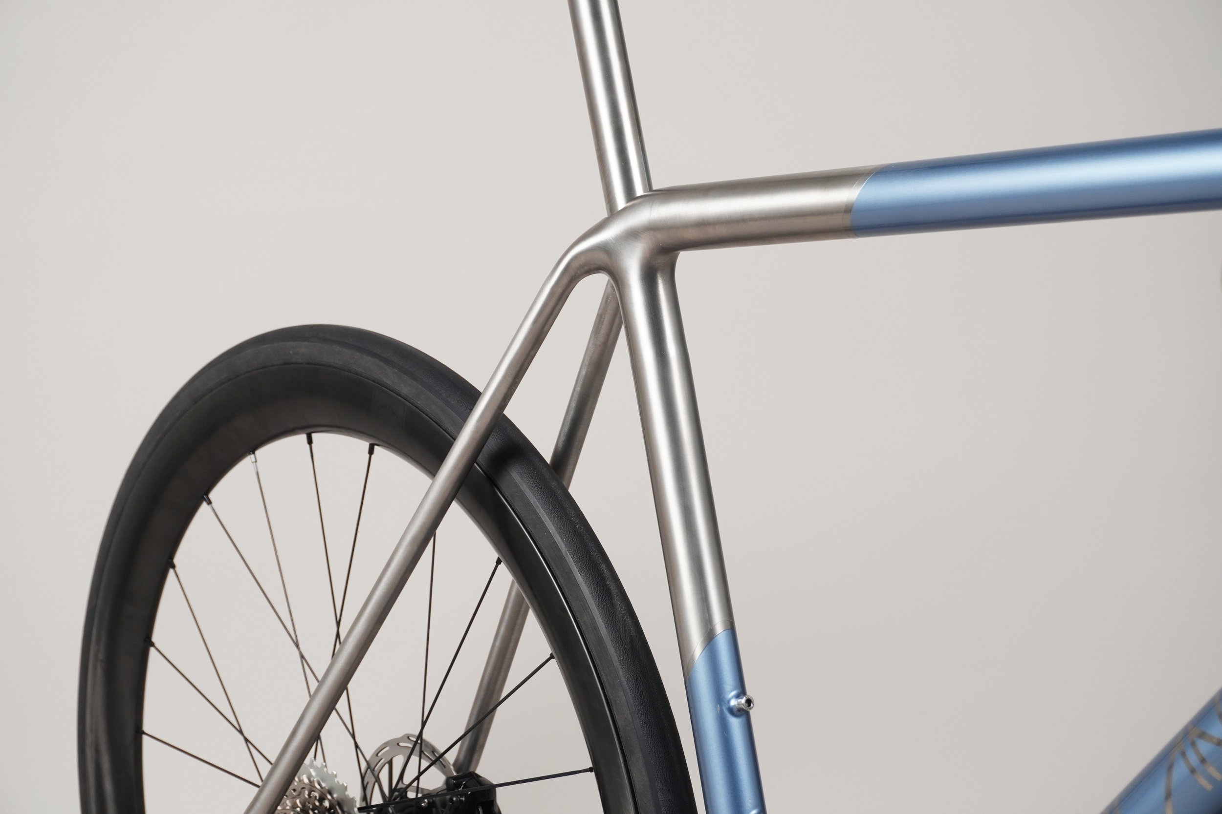 UK- AVALANCHE CYCLE- TITANIUM ICE BLUE (copie) — AVALANCHE